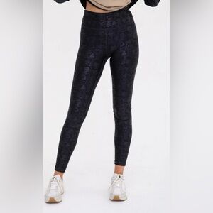 NWT Mono B Black Crackle Glaze Leggingsgs, Size Medium, High Waist, Foil Print